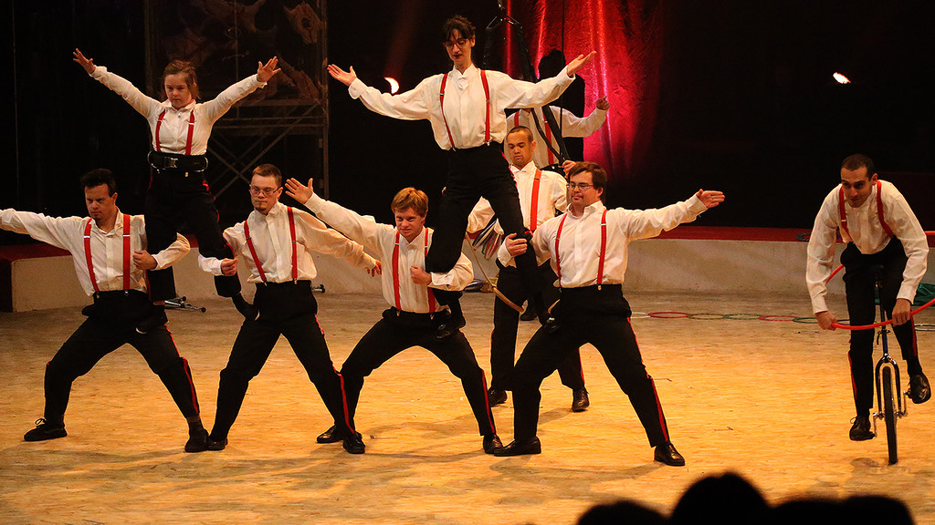 Festival International du Cirque 2016 - Numéro Troupe de pas sage