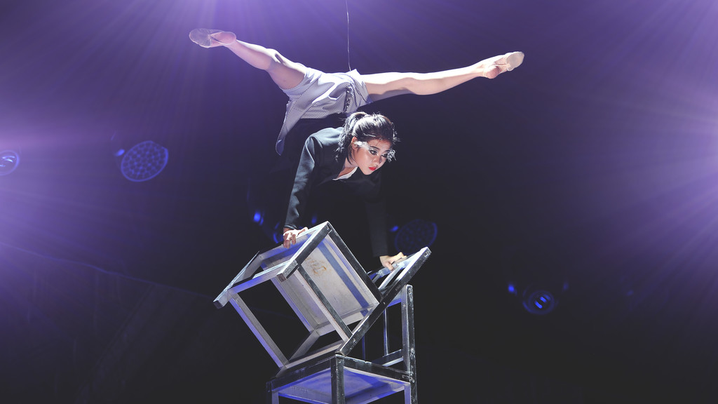 Festival International du Cirque 2016 - Numéro Equilibre de chaises du Cirque National de Chine
