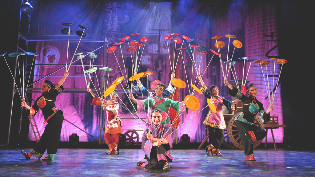 Festival International du Cirque 2016 - Numéro Les assiettes tournantes du Cirque National de Chine