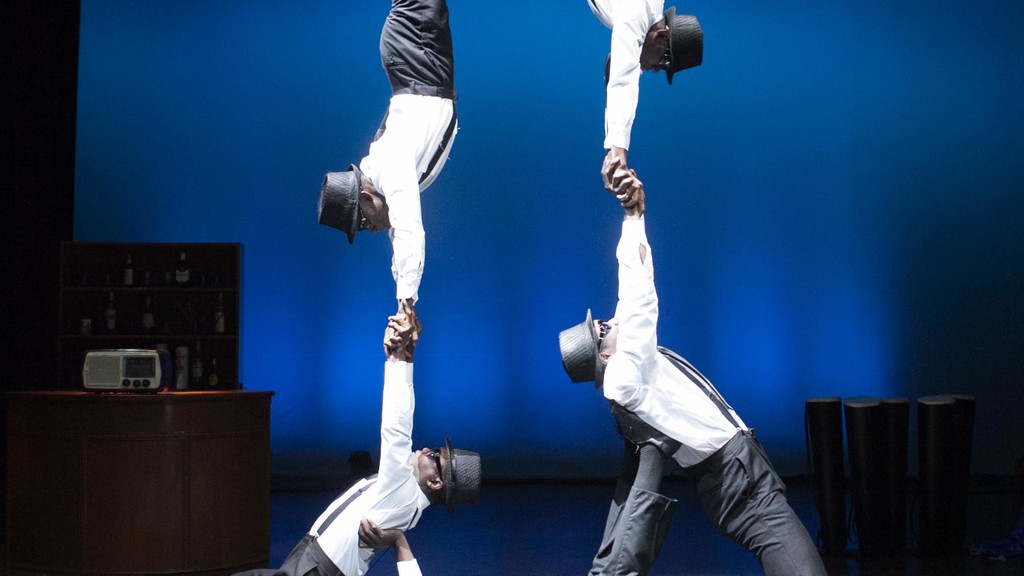 Festival International du Cirque 2016 - Numéro Black Blues Brothers - équilibre pyramide
